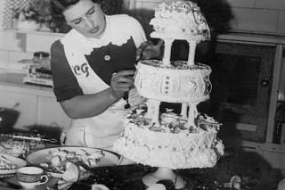 Doña Petrona, la gran cocinera argentina decorando un pastel de bodas.